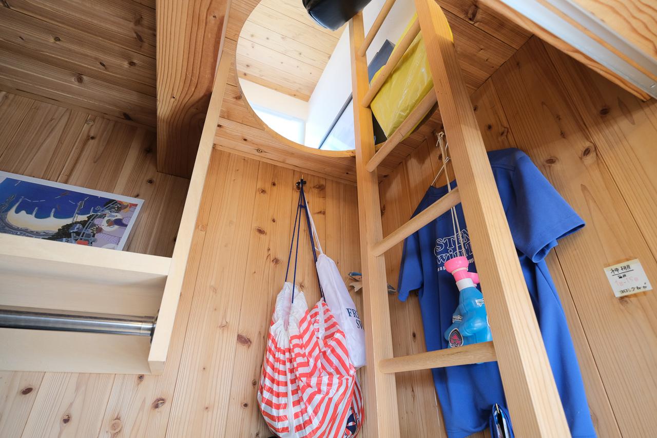 大分県日田市大字田島の売買物件/和室にはロフト付き。
クローゼットの扉を開けると、はしごが現れる。