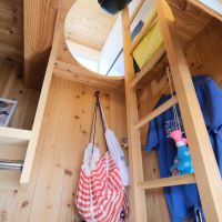 大分県日田市大字田島の売買物件/和室にはロフト付き。
クローゼットの扉を開けると、はしごが現れる。