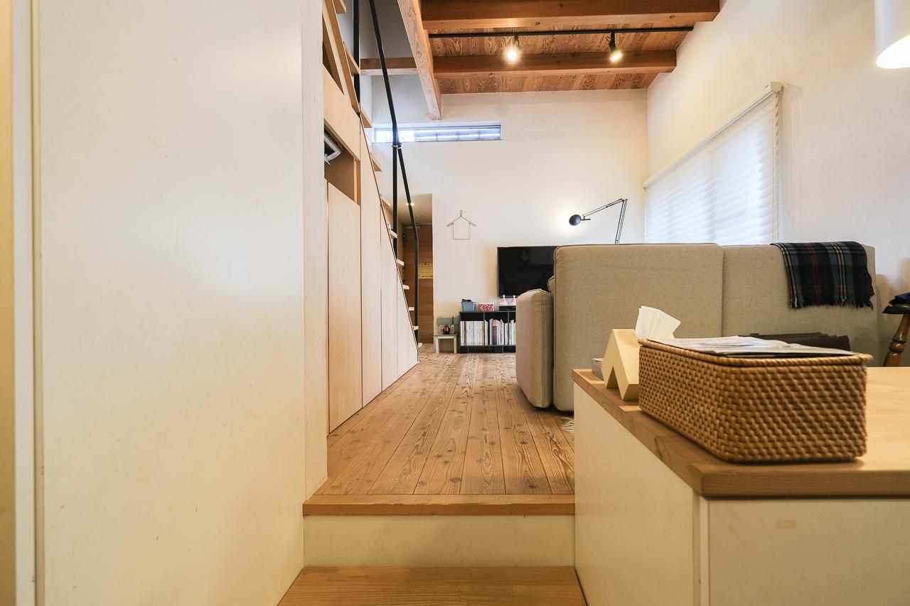 大分県日田市大字田島の売買物件/キッチン側からリビング方向を見る。