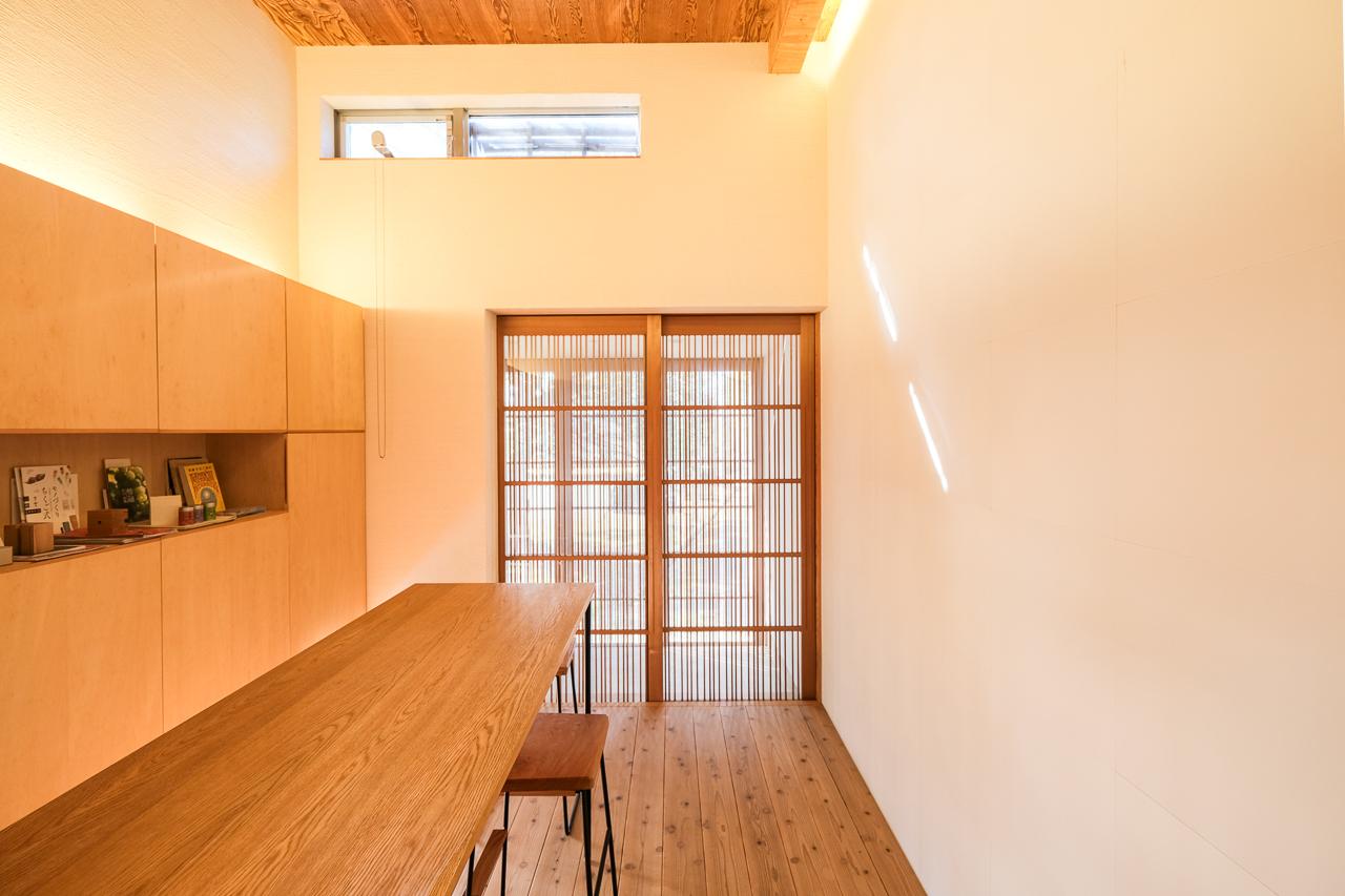 大分県日田市大字田島の売買物件/ここの漆喰は、日田の土を混ぜた松葉引き。シャープな模様が、この場所にほどよい緊張感をつくっています。