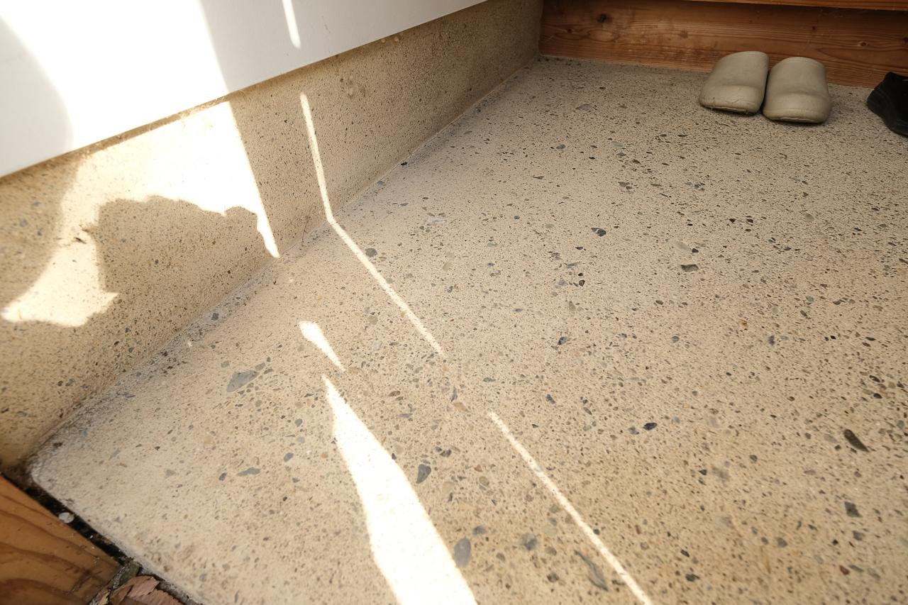 大分県日田市大字田島の売買物件/玄関土間は、モルタルに日田の土を混ぜた仕上げ。