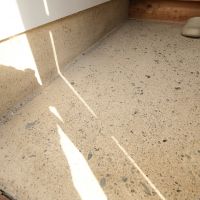 大分県日田市大字田島の売買物件/玄関土間は、モルタルに日田の土を混ぜた仕上げ。