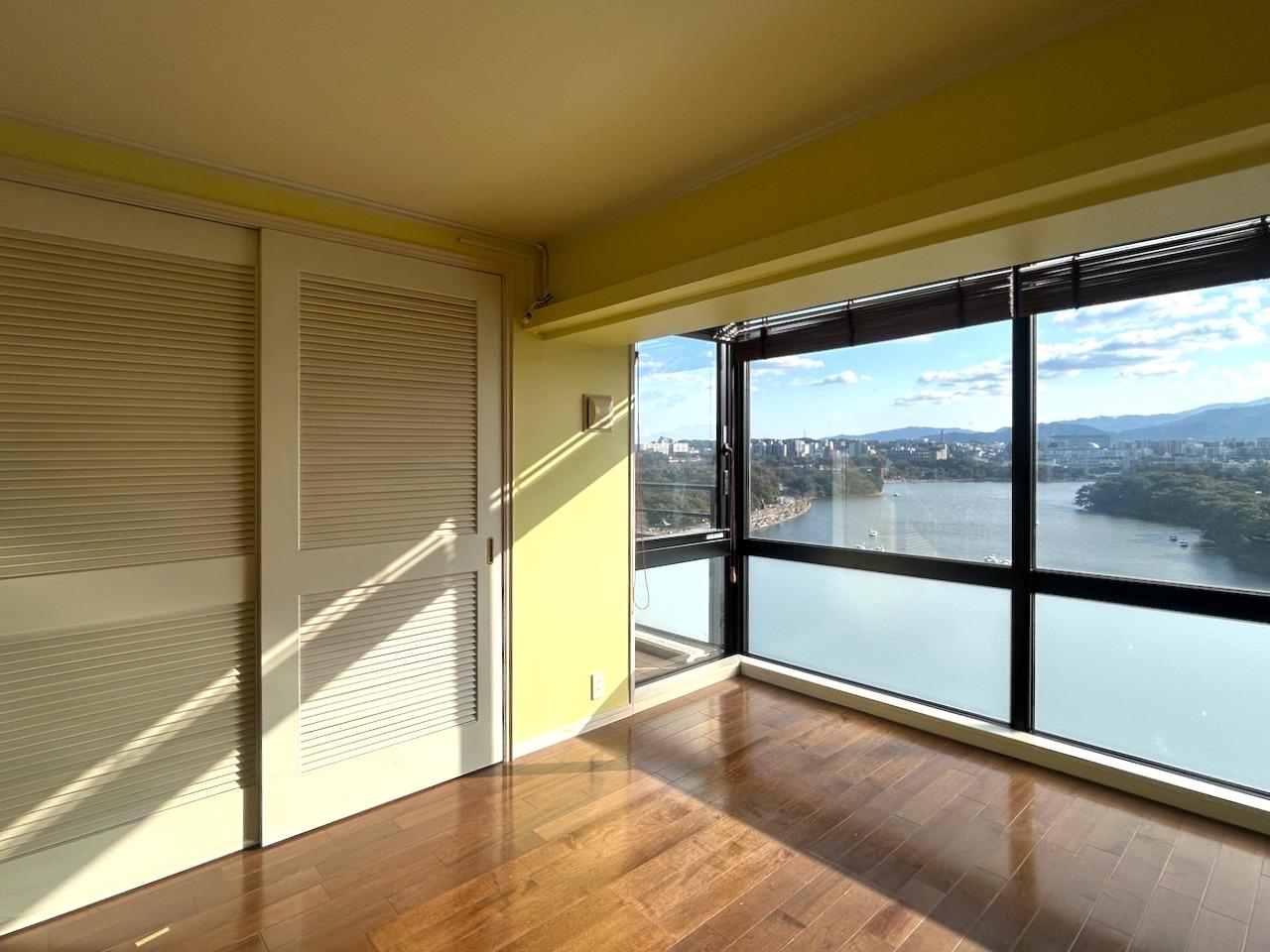 福岡市中央区大濠公園 の賃貸物件/レモンイエローが基調になった爽やかな内装。