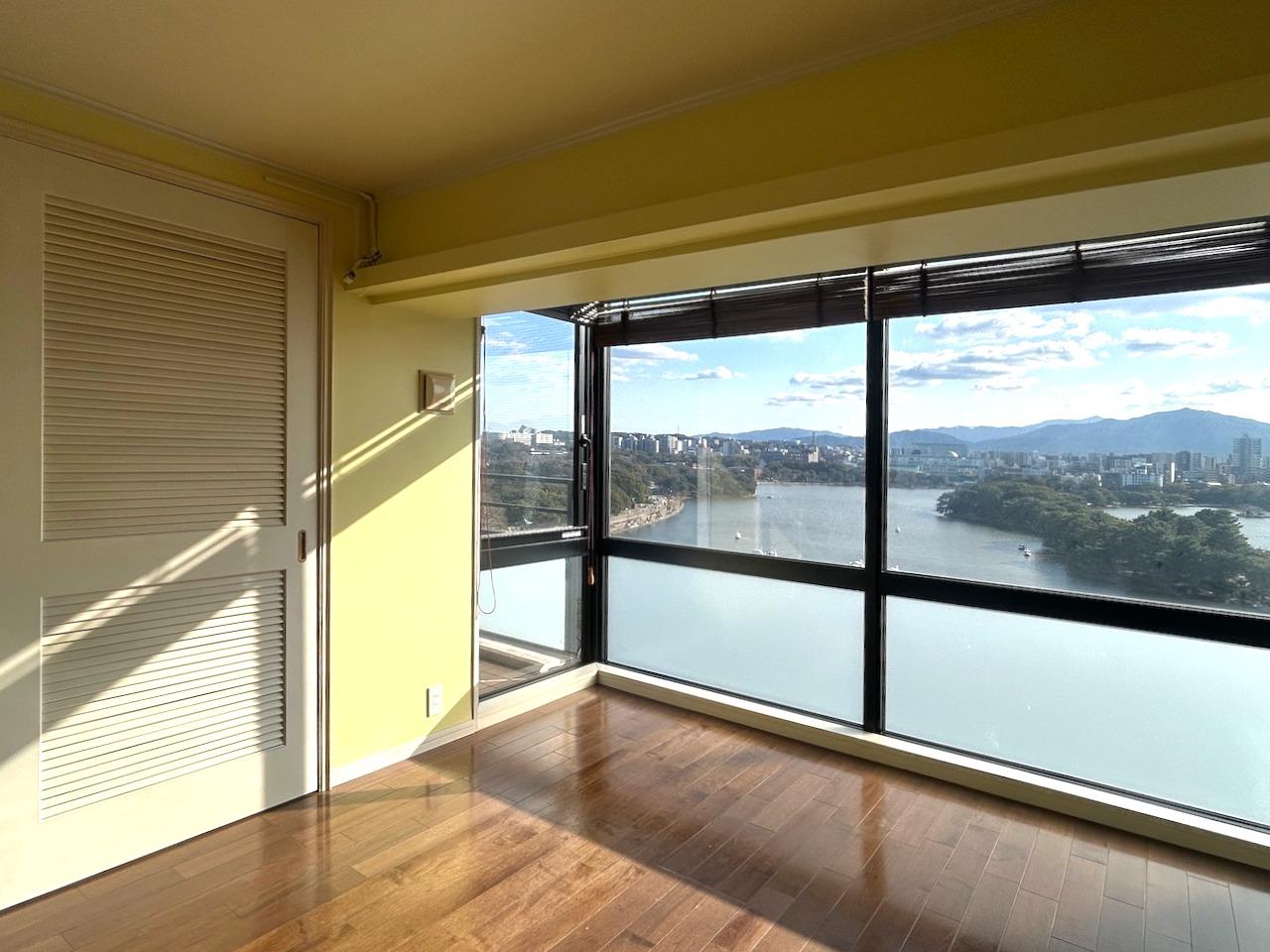 福岡市中央区大濠公園 の賃貸物件/窓辺には専用イスを置いて、自分だけの特等席にどうぞ。