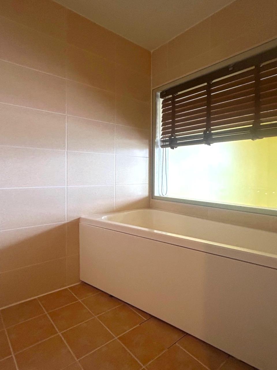 福岡市中央区大濠公園 の賃貸物件/お風呂も室内窓があって明るい。