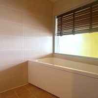 福岡市中央区大濠公園 の賃貸物件/お風呂も室内窓があって明るい。