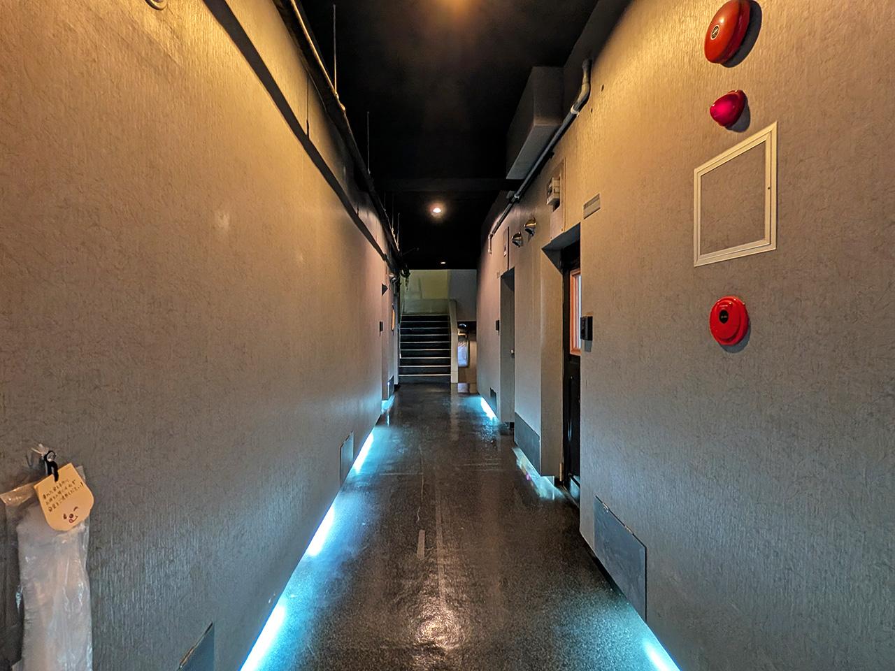 福岡市中央区高砂の賃貸物件/薄暗い廊下。面白そうなお店がたくさん入っていて楽しい。