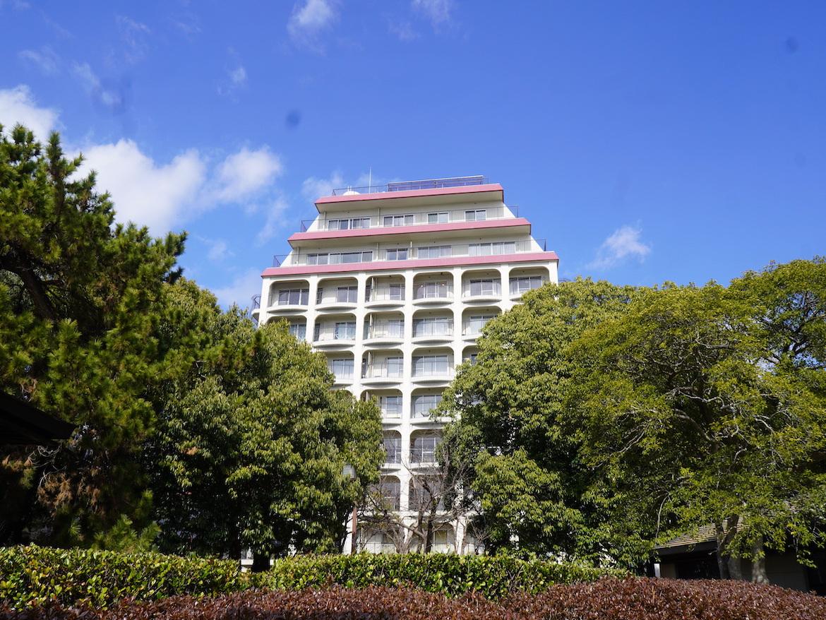 福岡市中央区大濠公園の賃貸物件/長く大濠公園を見守ってきたヴィンテージマンション。公園側から見ても、その存在感はひときわです。