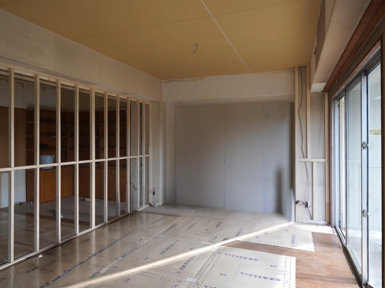 福岡市中央区大濠公園の賃貸物件/リビング隣の洋室は、スライドドアを開ければ一体空間に。広さを気分で調整できるつくりです。