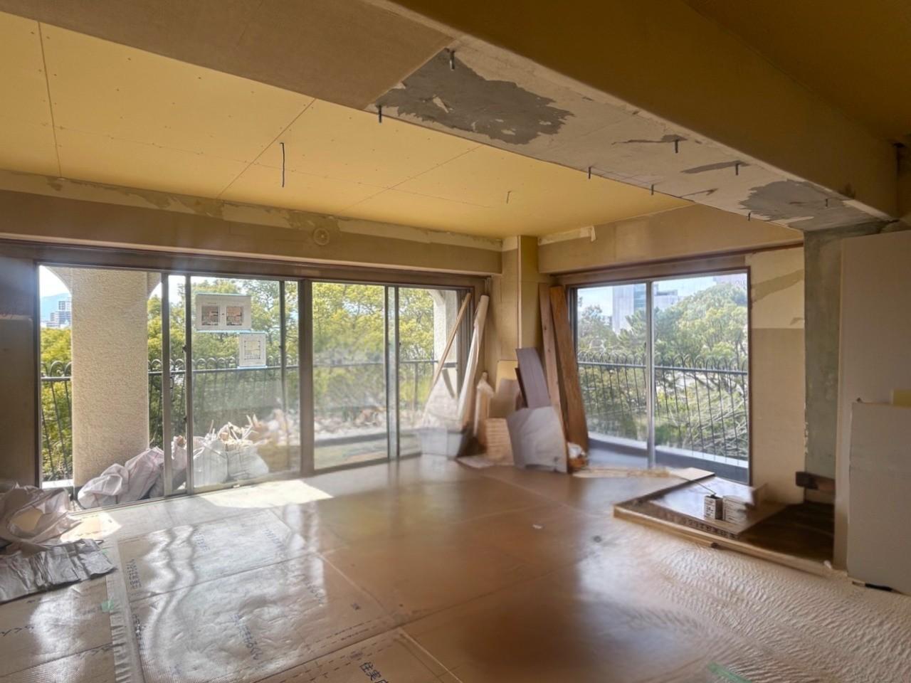 福岡市中央区大濠公園の賃貸物件/角部屋ならではの窓の多さ。風がよく通る、気持ちのいいお部屋です。