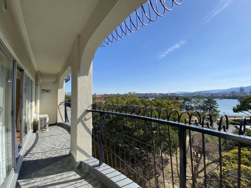 福岡市中央区大濠公園の賃貸物件/バルコニーも奥行きがあってゆったり。※写真は別部屋の写真です