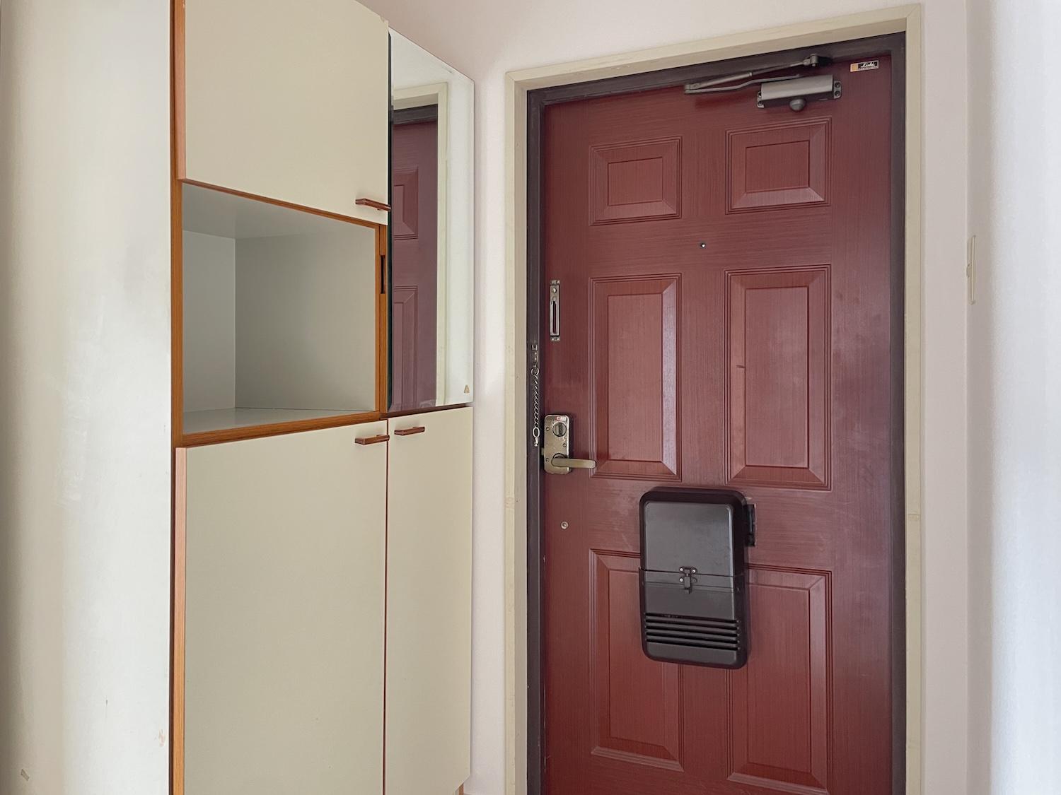 北九州市門司区藤松の賃貸物件/板チョコみたいな玄関扉です