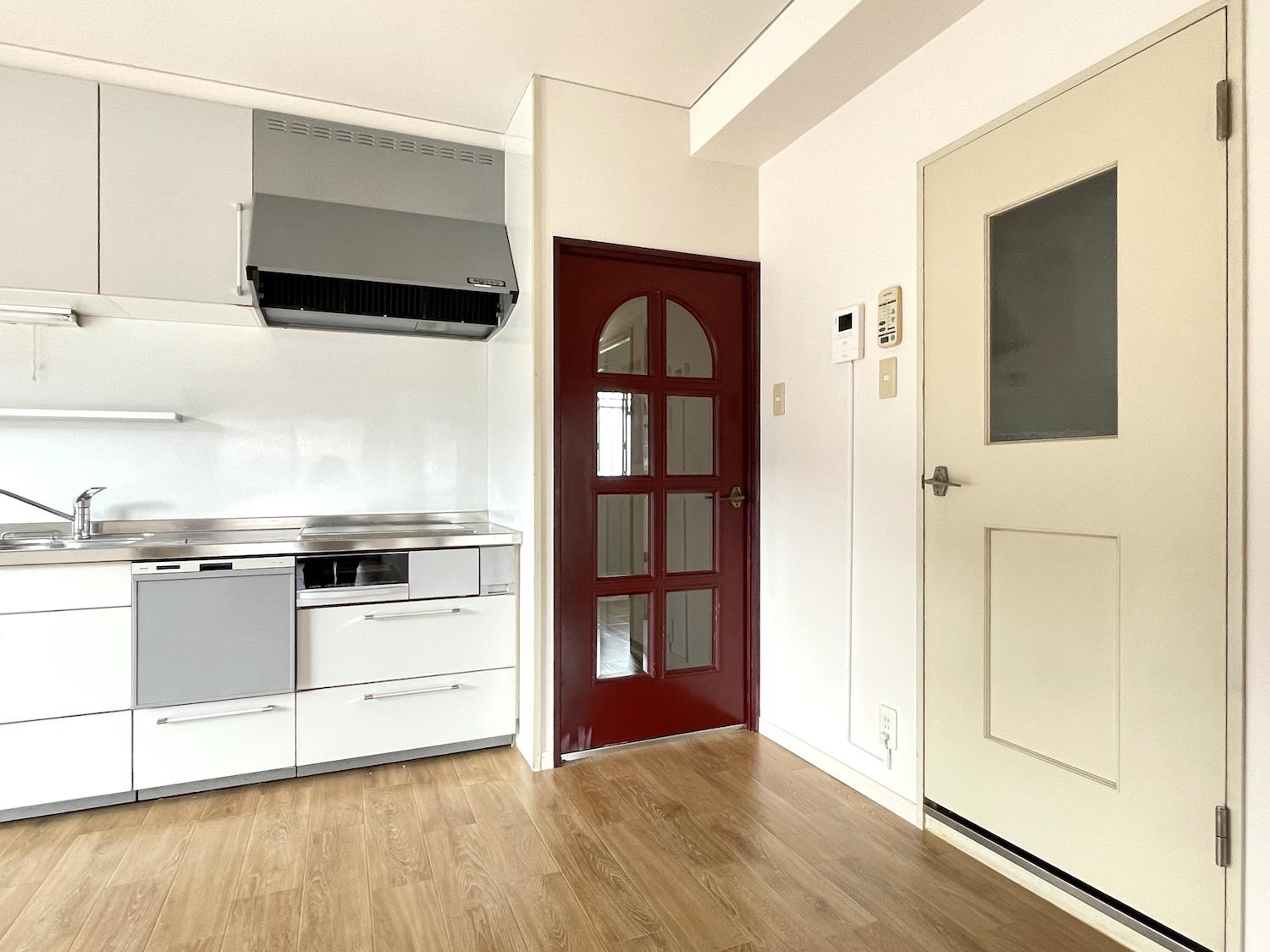 北九州市門司区藤松の賃貸物件/ワインレッドのドアと白い扉がレトロで可愛い