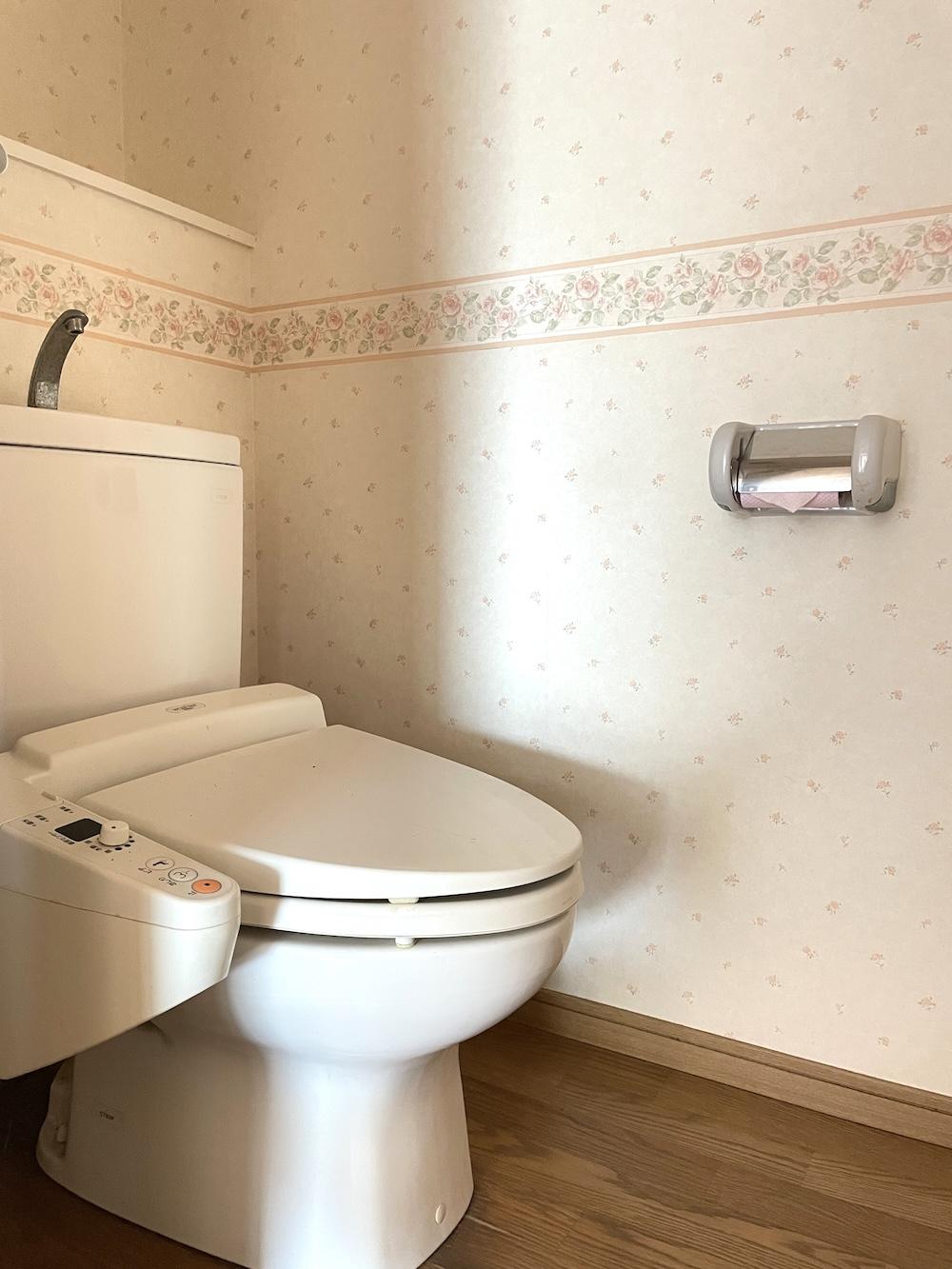 北九州市門司区東港町の賃貸物件/温水洗浄便座付きトイレ。壁紙は実家感。