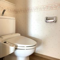 北九州市門司区東港町の賃貸物件/温水洗浄便座付きトイレ。壁紙は実家感。