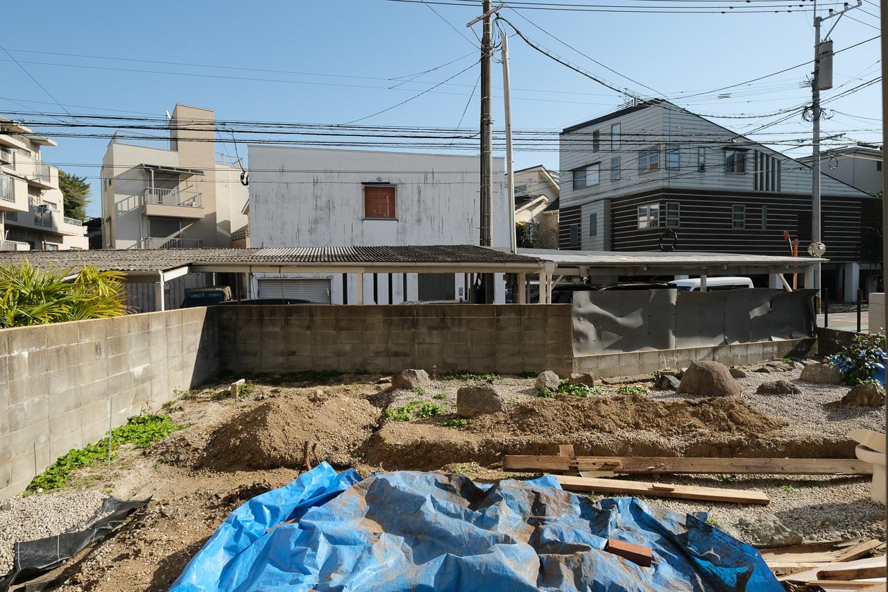 福岡市中央区桜坂の賃貸物件/いまは広い庭。ちょうどブルーシートのあたりまで増築予定。