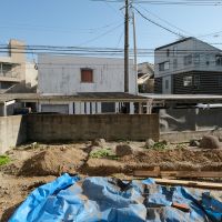 福岡市中央区桜坂の賃貸物件/いまは広い庭。ちょうどブルーシートのあたりまで増築予定。