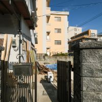 福岡市中央区桜坂の賃貸物件/ここの門扉を通って中へ。