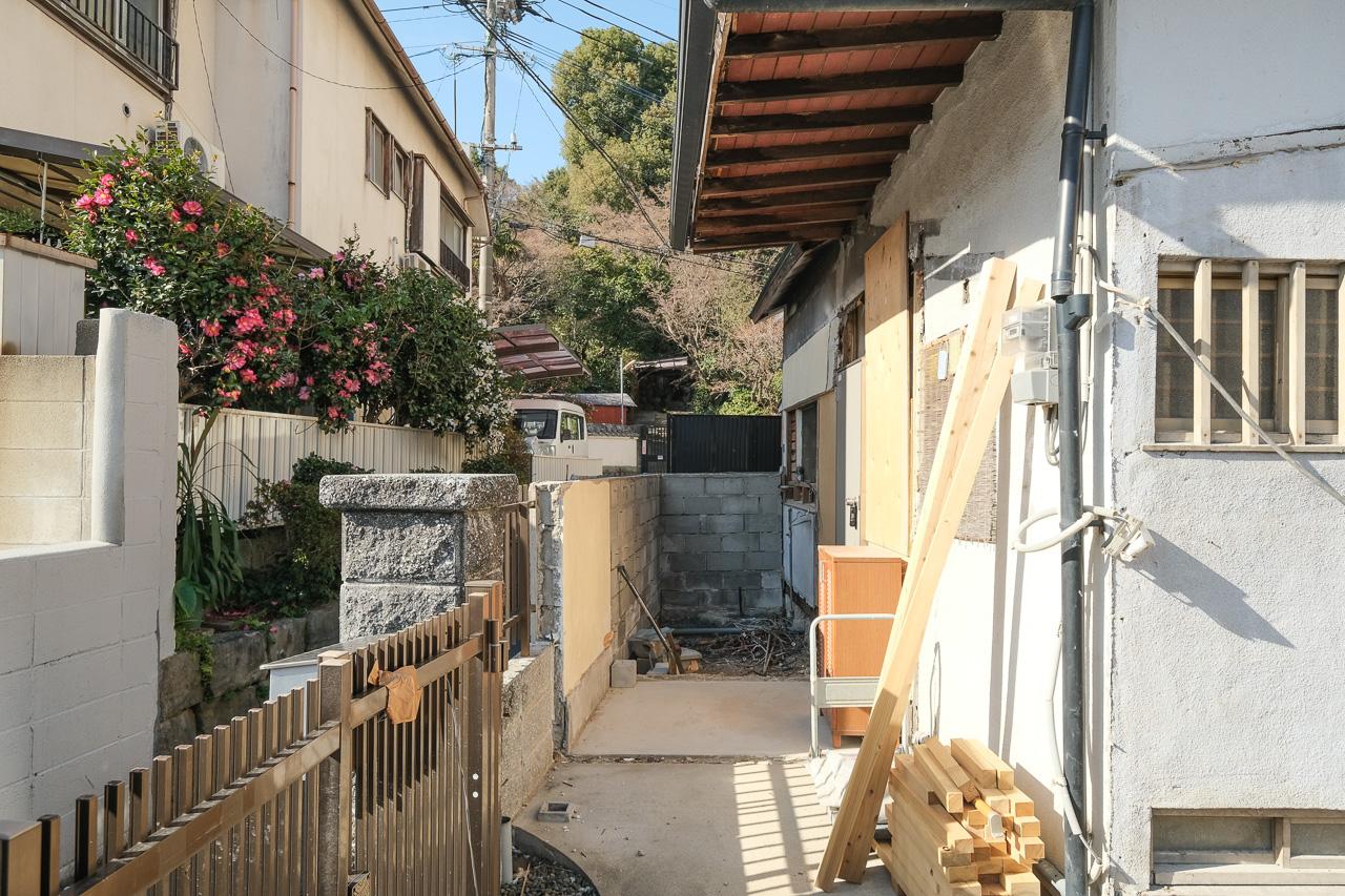 福岡市中央区桜坂の賃貸物件/門扉の奥も、倉庫スペースとして増築予定。