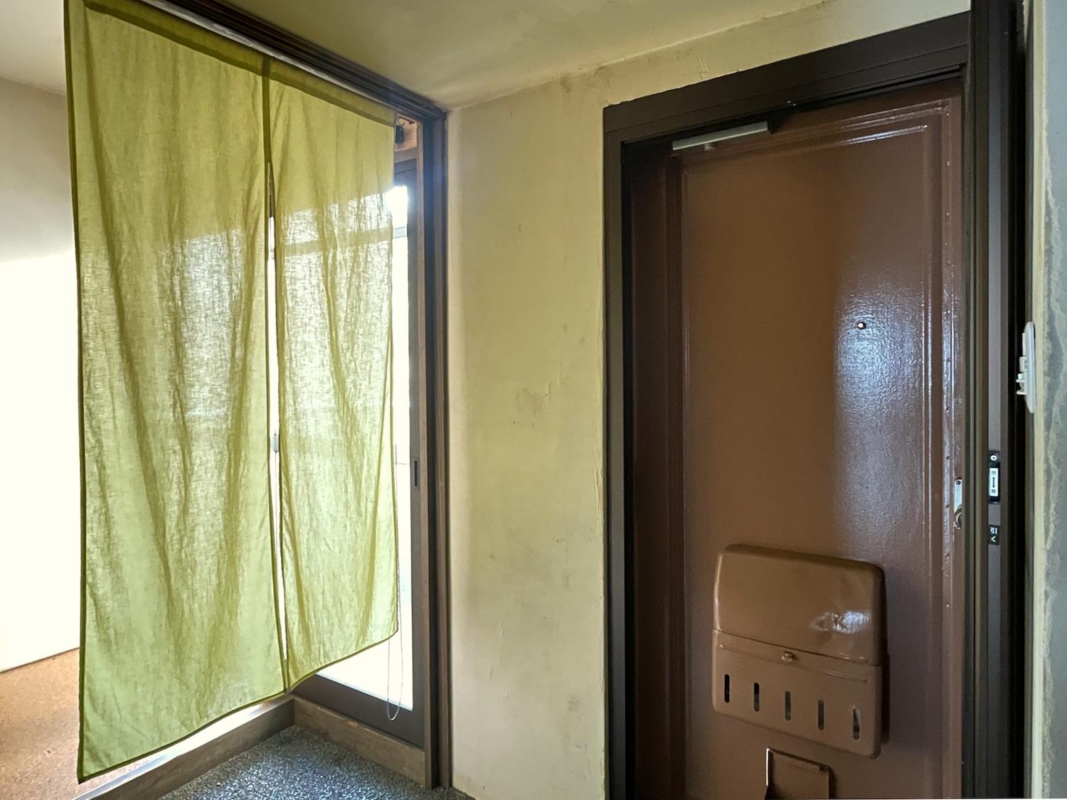 北九州市門司区東本町の賃貸物件/玄関に黄緑色の暖簾がかかってました