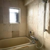 北九州市門司区東本町の賃貸物件/家庭用では珍しい天然石タイル張りの浴室