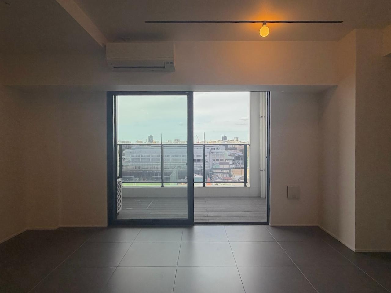 福岡市中央区六本松の賃貸物件/ウッドデッキバルコニー。下も透明で開放感があります。