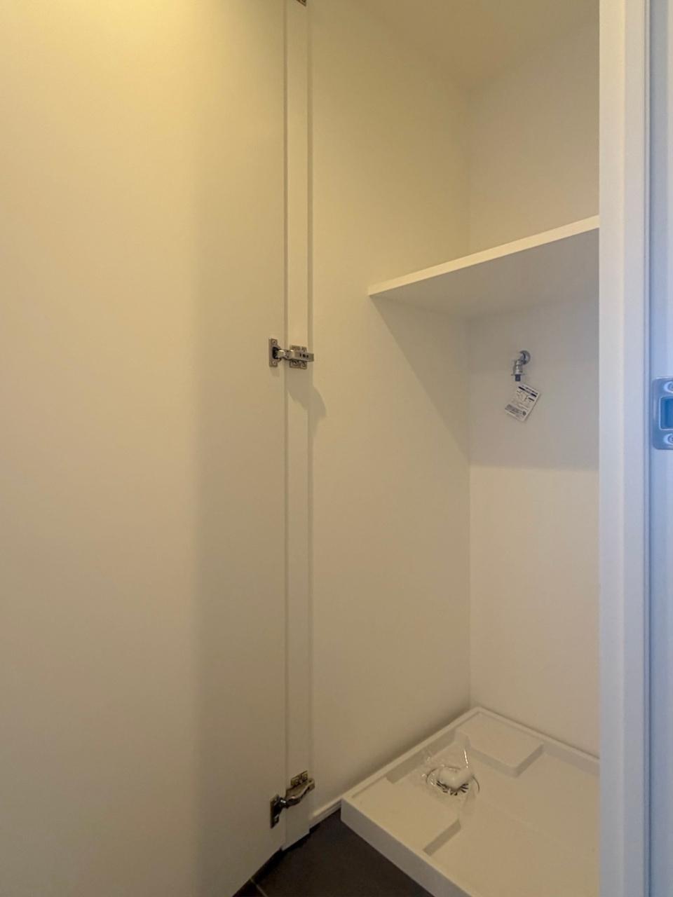 福岡市中央区六本松の賃貸物件/扉付きの洗濯機置き場。