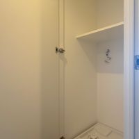 福岡市中央区六本松の賃貸物件/扉付きの洗濯機置き場。