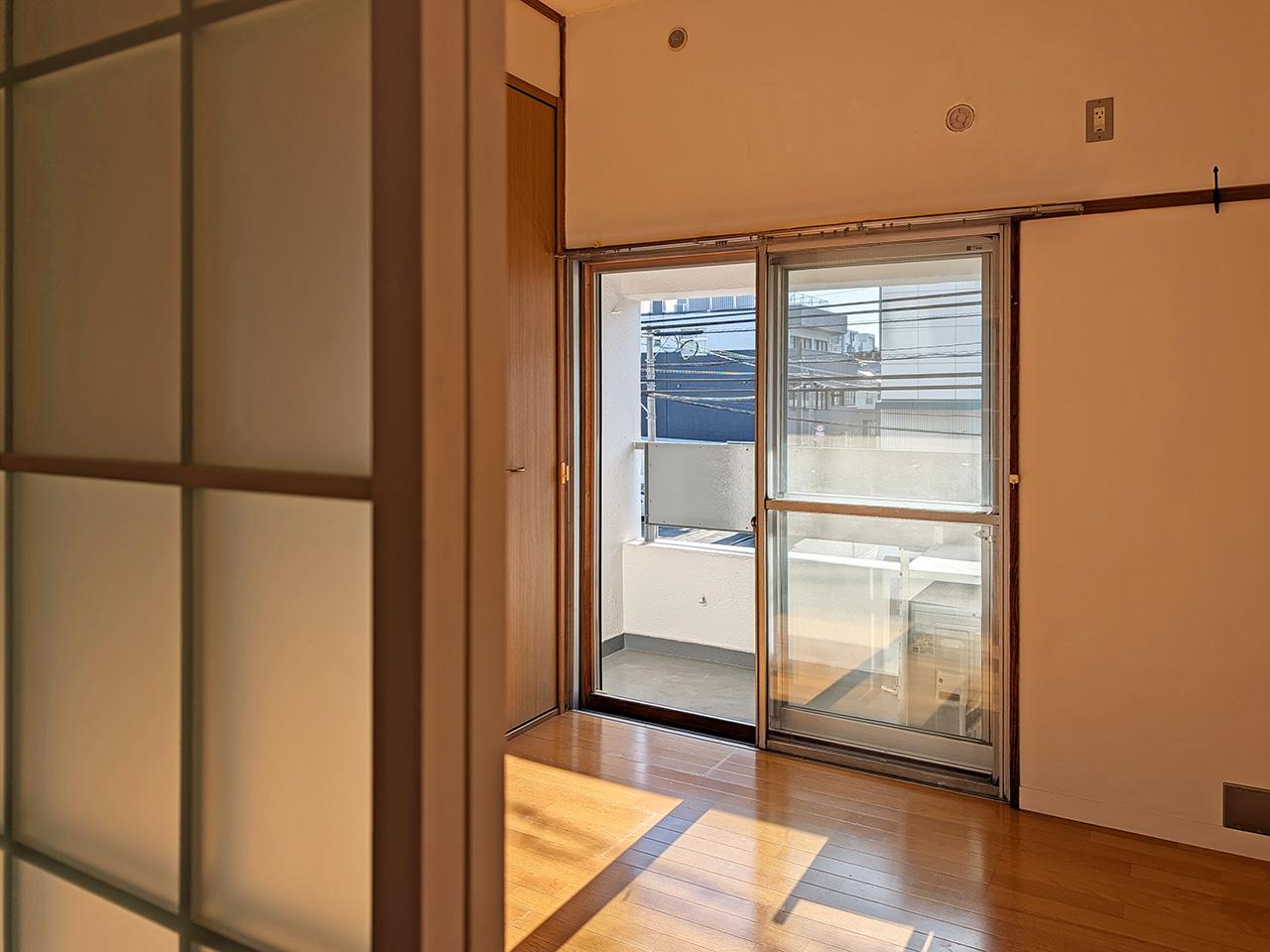 福岡市南区清水の賃貸物件/光を通す、レトロなガラスの建具。