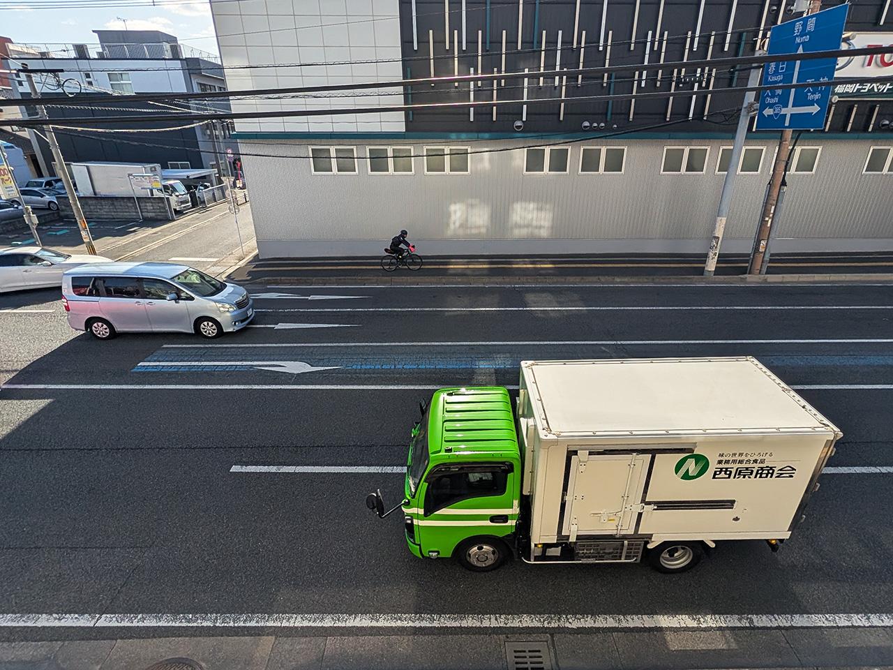 福岡市南区清水の賃貸物件/窓から下を覗くとこんな感じ。交通量は多め。
