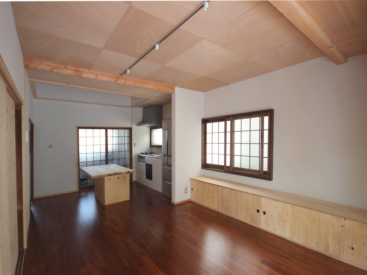 福岡市城南区友丘の賃貸物件/漆喰壁とラワンの木が良い色合い。