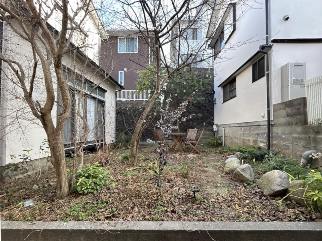 福岡市城南区友丘の賃貸物件/お庭は他の戸建との共有スペース。皆さんの憩いの場として。