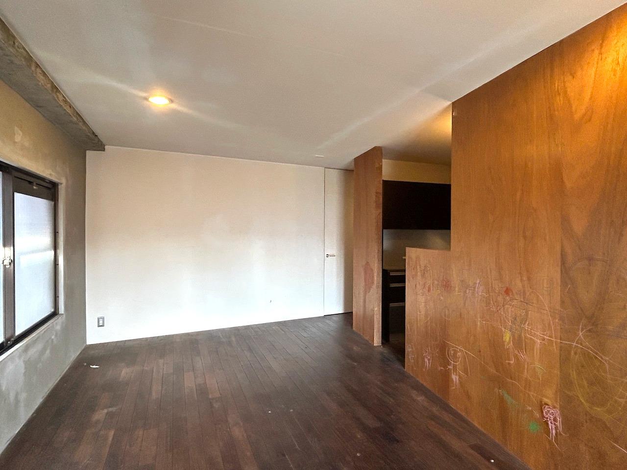 福岡市中央区大名の賃貸物件/間仕切り壁には、かわいらしい落書きの名残がありますが、きれいに整えられる予定です。