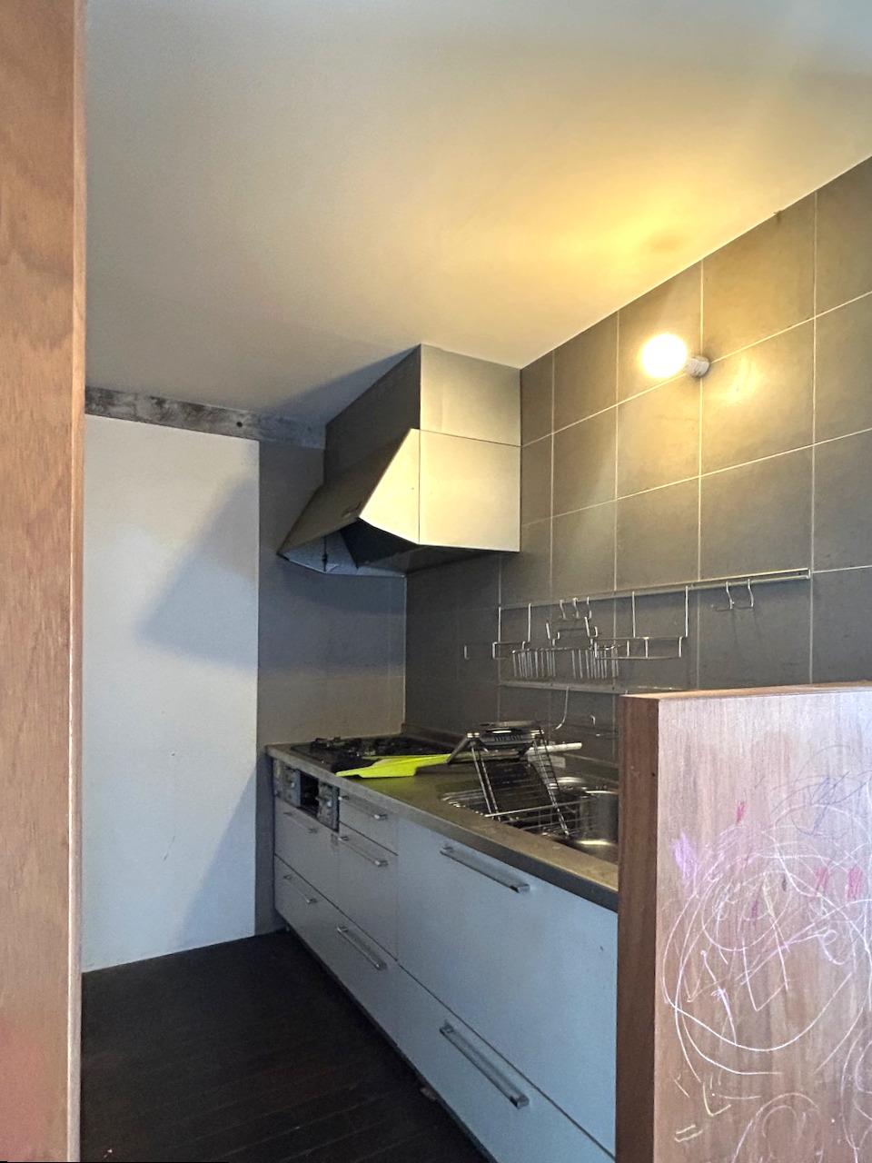 福岡市中央区大名の賃貸物件/キッチン。タイルがいい抜け感をつくっています。