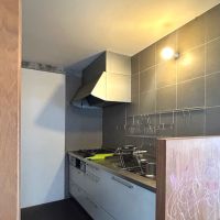 福岡市中央区大名の賃貸物件/キッチン。タイルがいい抜け感をつくっています。