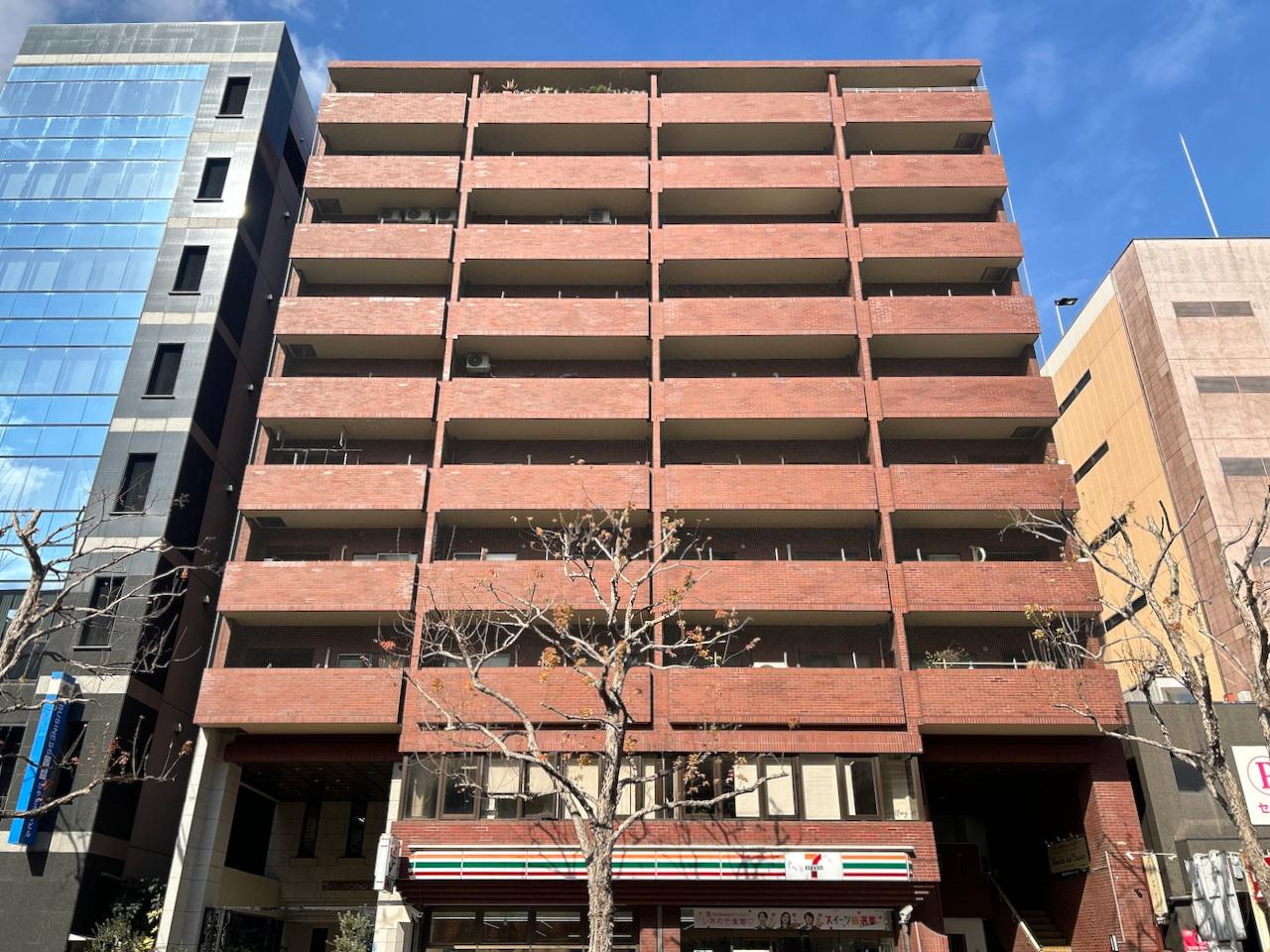 福岡市中央区大名の賃貸物件/重厚感あるマンション。1階にコンビニは地味にありがたい存在です。