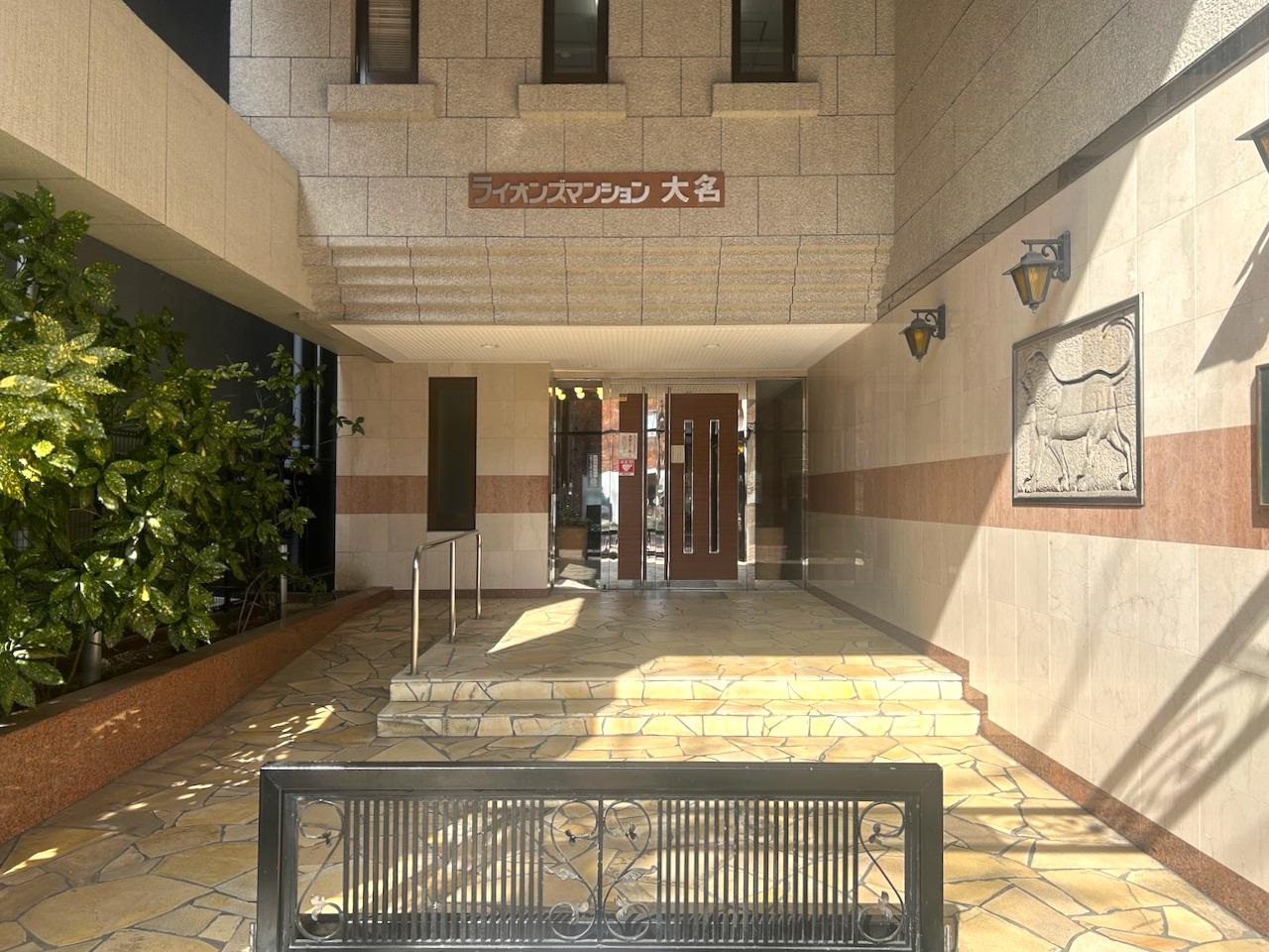 福岡市中央区大名の賃貸物件/エントランスは、華やかで清潔感のある佇まい。