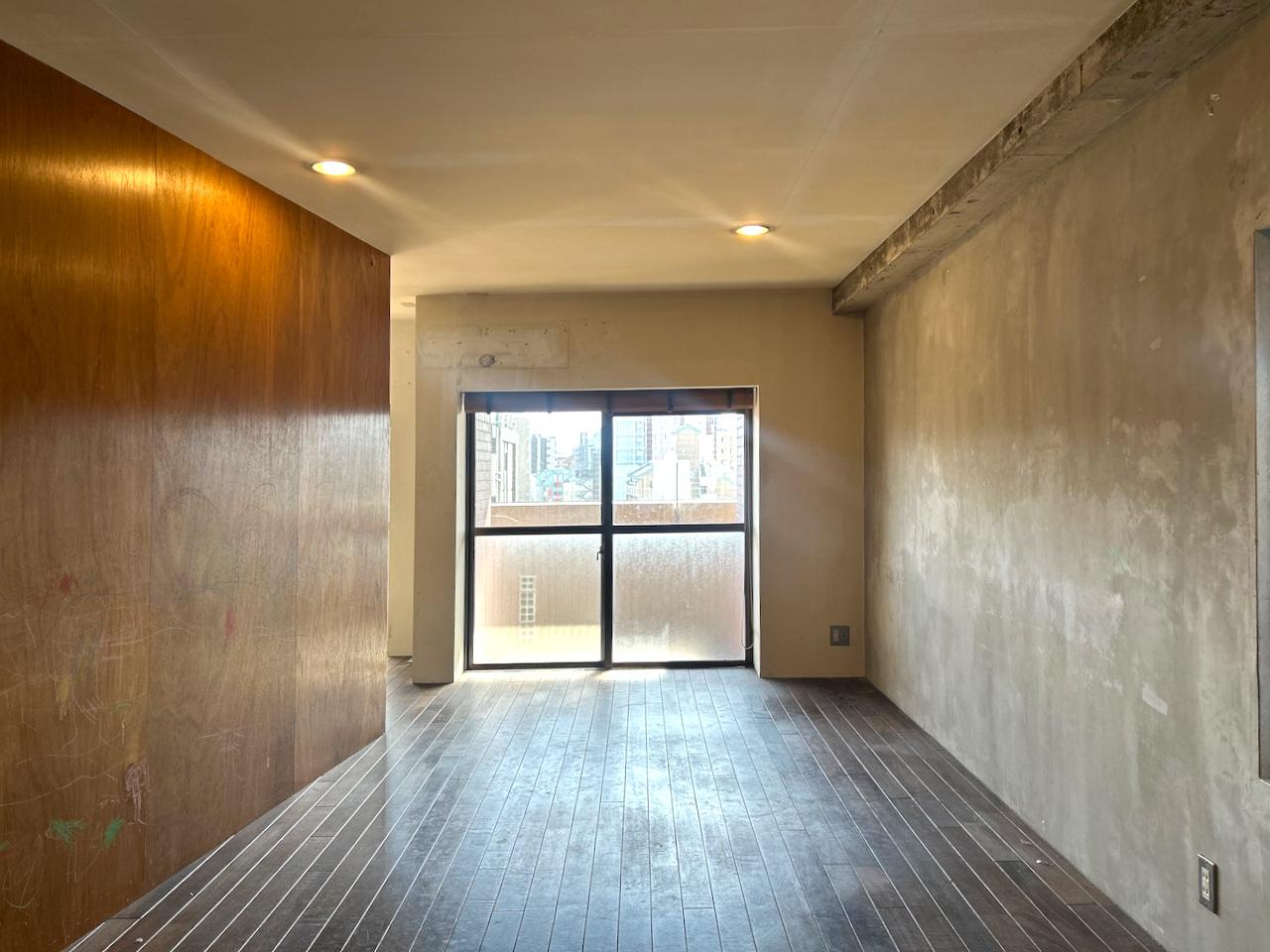 福岡市中央区大名の賃貸物件/ウォールナットの無垢床、ラワン材の間仕切り、コンクリート剥き出しの壁。素材感を楽しめるリノベーション物件です。