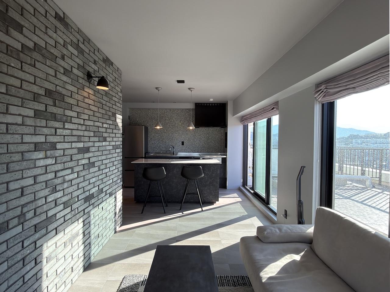 福岡市中央区平尾の賃貸物件/室内はリノベーション済みで、グレートーンを基調としたモダンな印象。