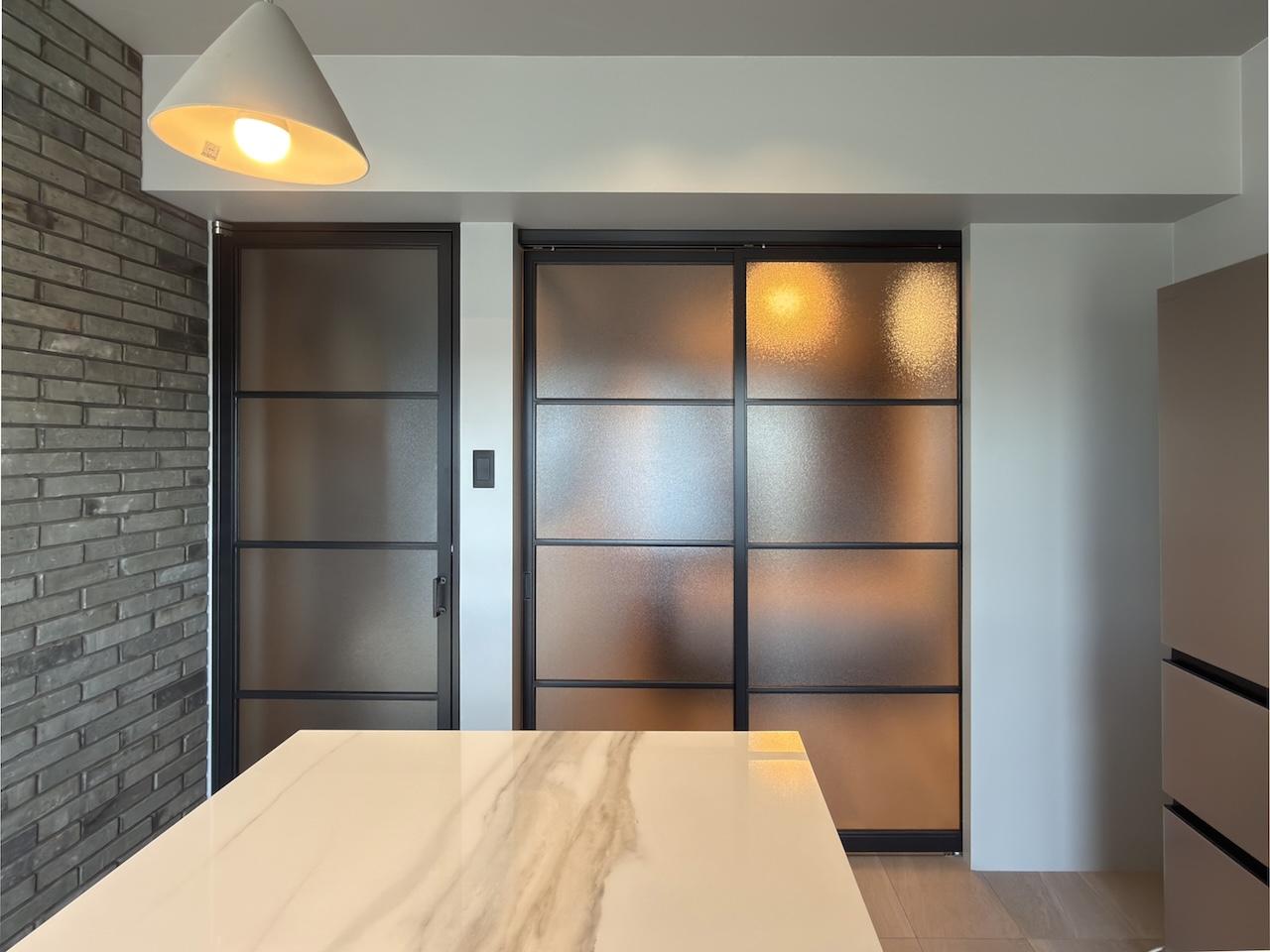 福岡市中央区平尾の賃貸物件/扉は光が届くが、透けすぎない。