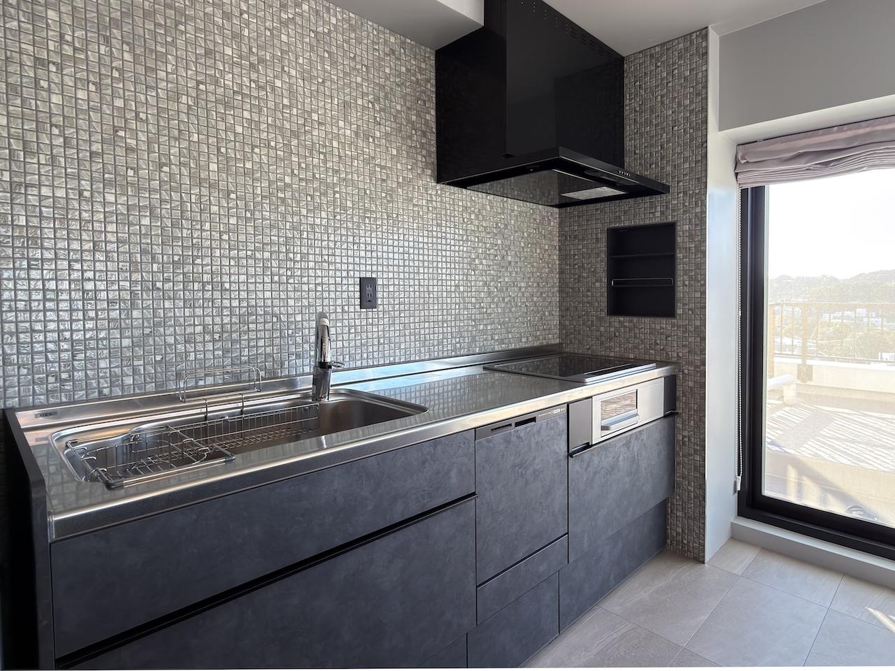 福岡市中央区平尾の賃貸物件/キッチン周りには、細かいタイルをチョイス。