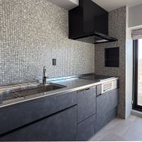 福岡市中央区平尾の賃貸物件/キッチン周りには、細かいタイルをチョイス。