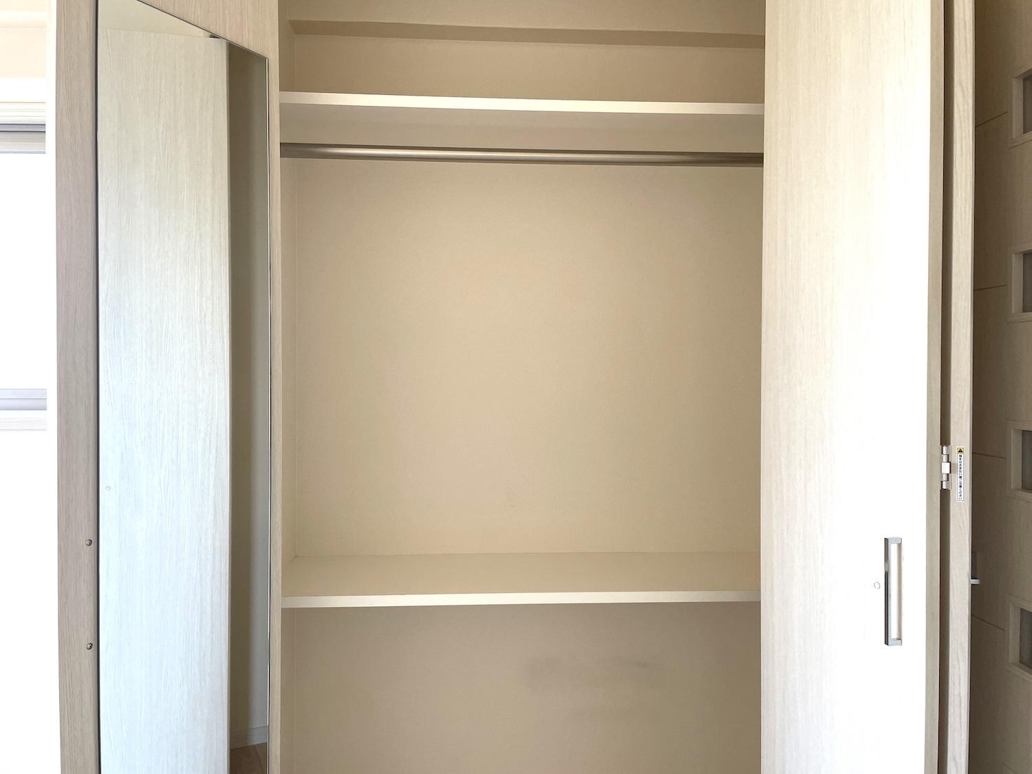 北九州市門司区西海岸の賃貸物件/姿見付きの収納スペースです