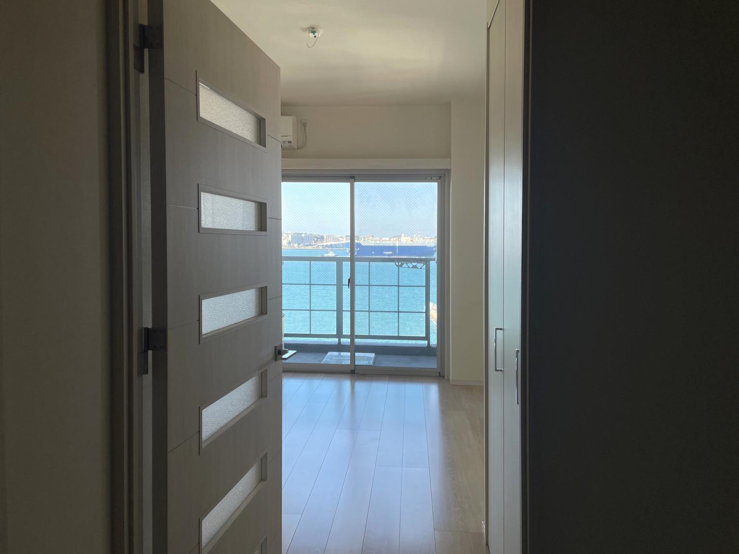 北九州市門司区西海岸の賃貸物件/お部屋のドアを開けた瞬間、ブルーの景色が広がります