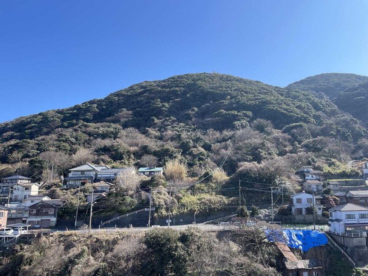 北九州市門司区西海岸の賃貸物件/玄関を出ると、こちら側は山！山と海に挟まれた立地です