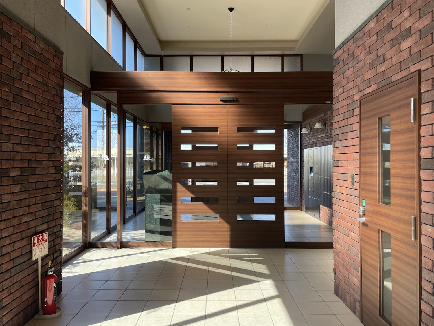 北九州市門司区西海岸の賃貸物件/光がたくさん入る気持ちのいいエントランスは、宅配ボックス完備。