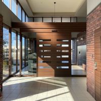 北九州市門司区西海岸の賃貸物件/光がたくさん入る気持ちのいいエントランスは、宅配ボックス完備。