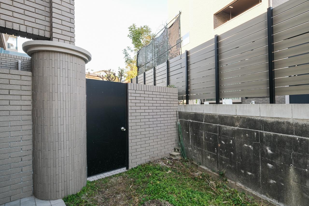 福岡市南区皿山の賃貸物件/専用庭からエントランス側へ抜けられる扉があります。
