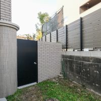 福岡市南区皿山の賃貸物件/専用庭からエントランス側へ抜けられる扉があります。