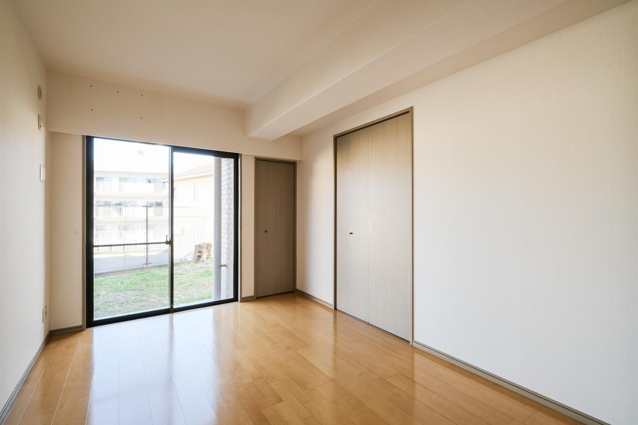 福岡市南区皿山の賃貸物件/7.1帖の洋室。個室から直接外に出られる、ちょっと贅沢な動線。